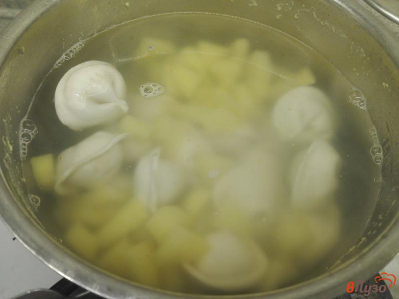 Фото приготовление рецепта: Суп с пельменями шаг №2