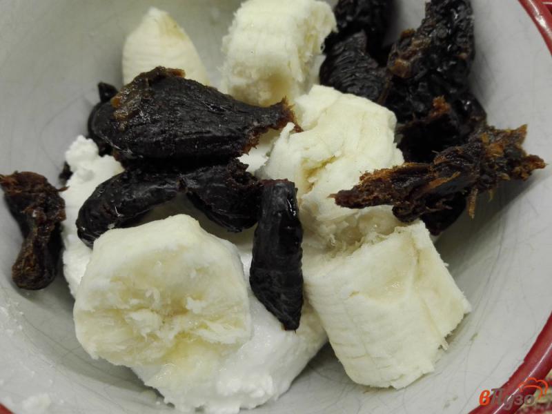 Фото приготовление рецепта: Творожный крем с бананом и черносливом шаг №2