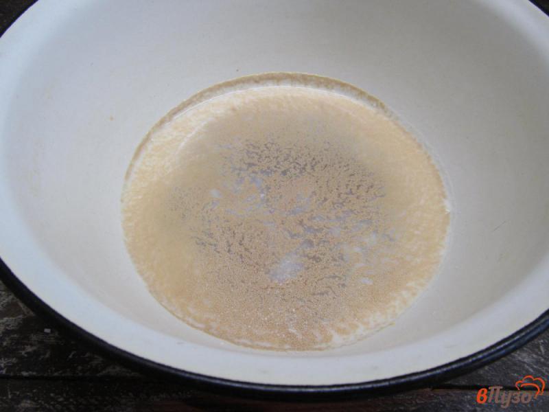 Фото приготовление рецепта: Домашний хлеб на ряженке с семенами льна шаг №2