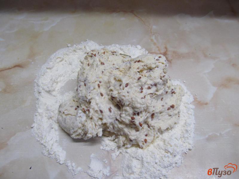 Фото приготовление рецепта: Домашний хлеб на ряженке с семенами льна шаг №4