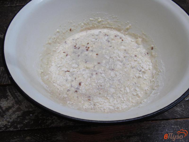 Фото приготовление рецепта: Домашний хлеб на ряженке с семенами льна шаг №3