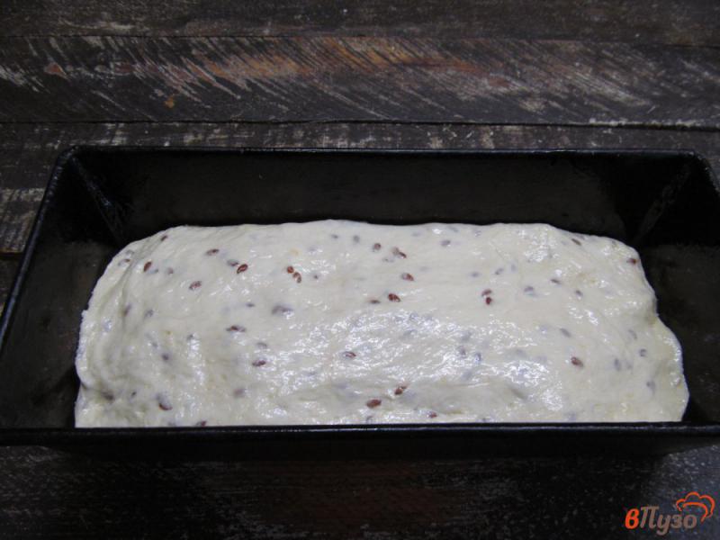 Фото приготовление рецепта: Домашний хлеб на ряженке с семенами льна шаг №7