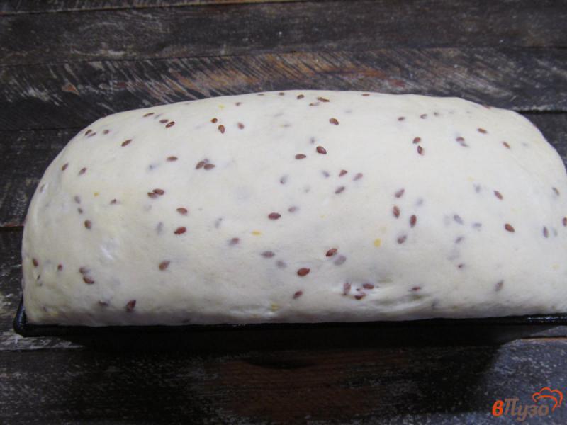 Фото приготовление рецепта: Домашний хлеб на ряженке с семенами льна шаг №8