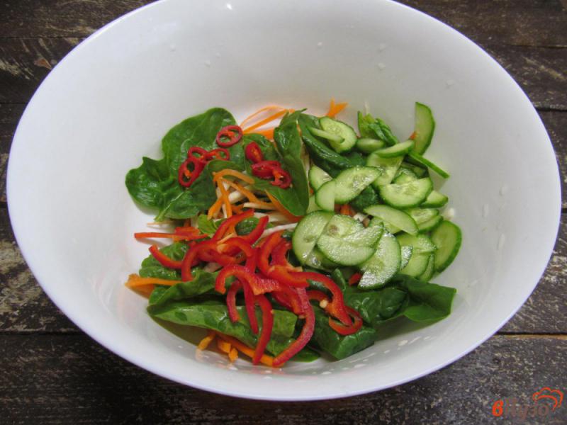 Фото приготовление рецепта: Шпинатный салат с овощами шаг №3