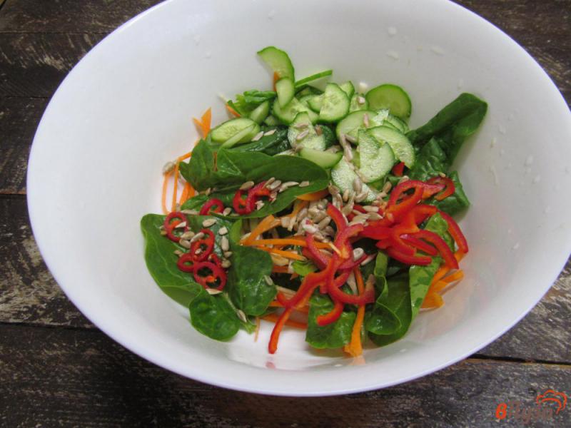 Фото приготовление рецепта: Шпинатный салат с овощами шаг №4