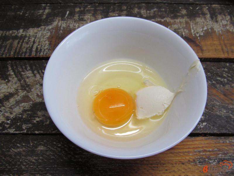 Фото приготовление рецепта: Вафли из яйца с сыром шаг №1
