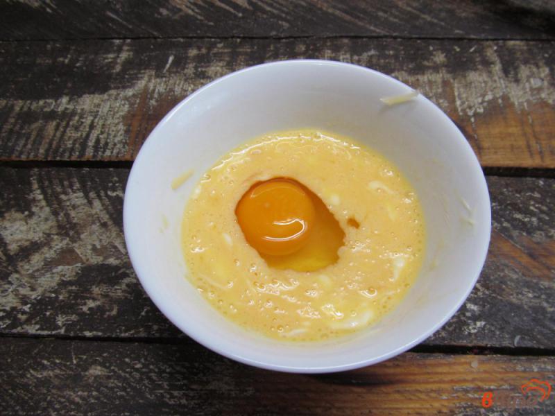 Фото приготовление рецепта: Вафли из яйца с сыром шаг №3