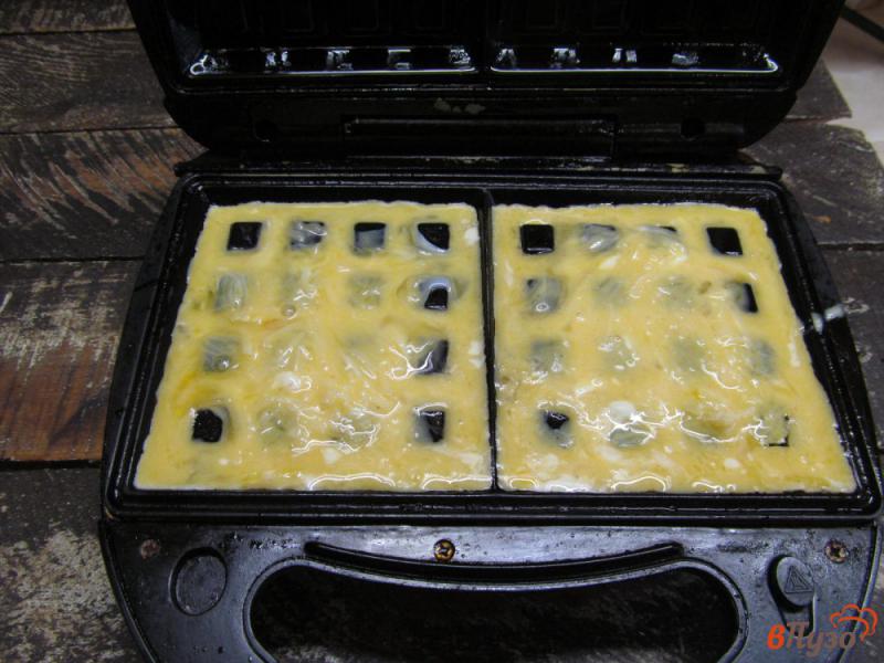 Фото приготовление рецепта: Вафли из яйца с сыром шаг №4