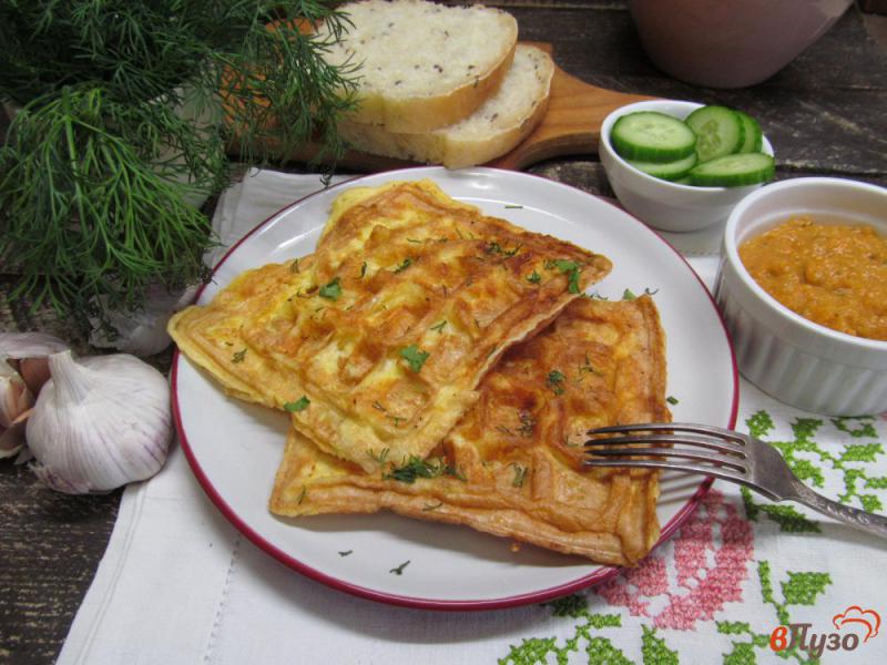 Фото приготовление рецепта: Вафли из яйца с сыром шаг №6