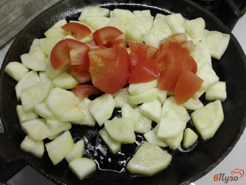 Фото приготовление рецепта: Омлет с кабачком и помидором шаг №2