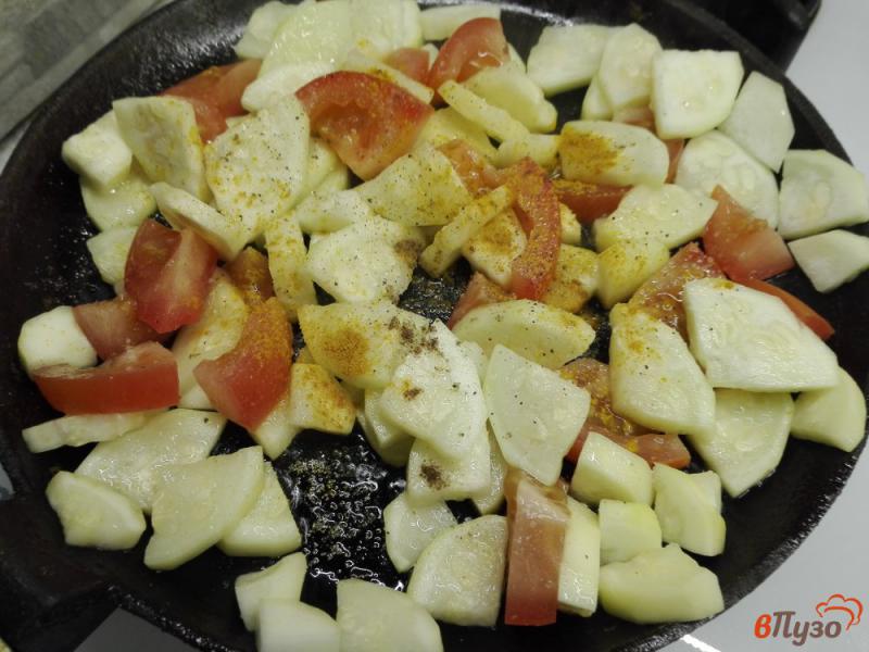 Фото приготовление рецепта: Омлет с кабачком и помидором шаг №3