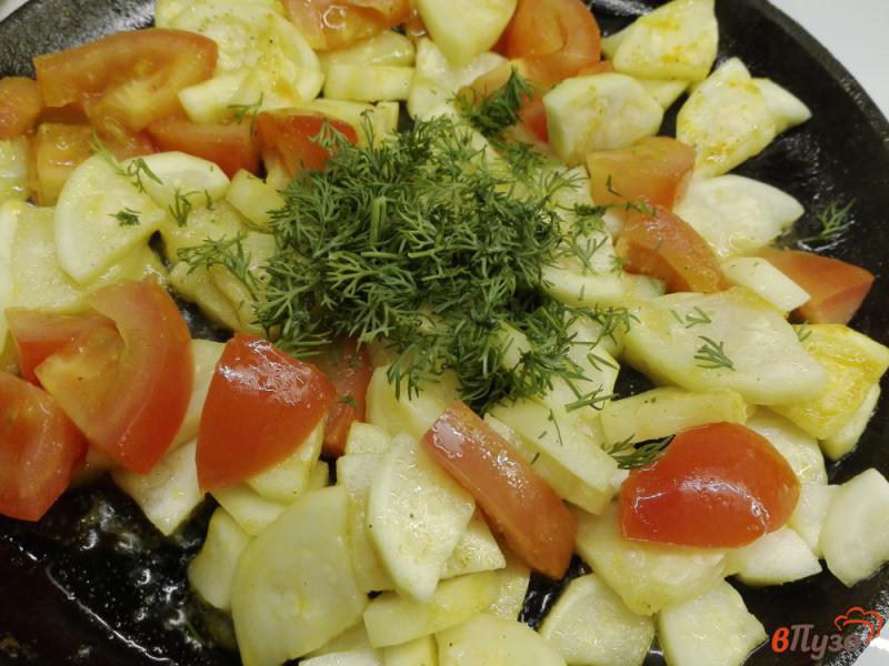 Фото приготовление рецепта: Омлет с кабачком и помидором шаг №4