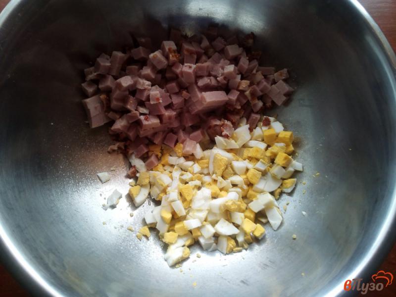 Фото приготовление рецепта: Салат из помидоров, огурцов и балыка шаг №2