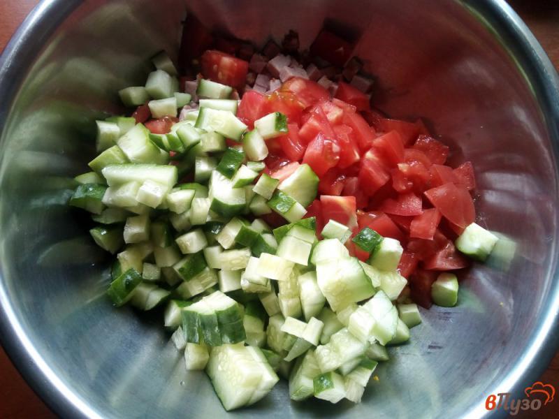 Фото приготовление рецепта: Салат из помидоров, огурцов и балыка шаг №4