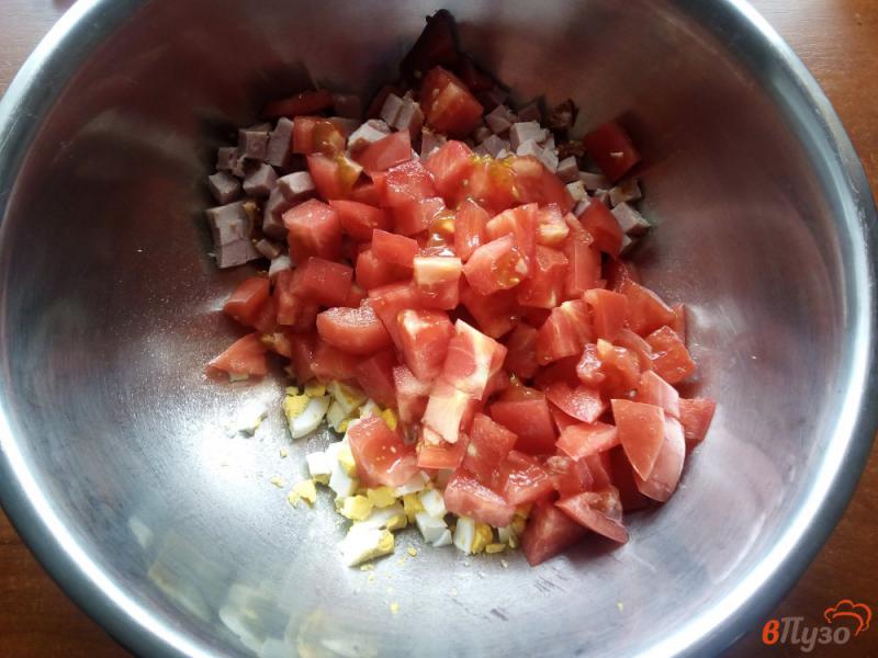 Фото приготовление рецепта: Салат из помидоров, огурцов и балыка шаг №3