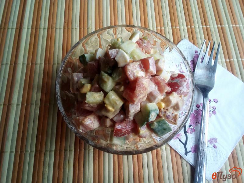 Фото приготовление рецепта: Салат из помидоров, огурцов и балыка шаг №6