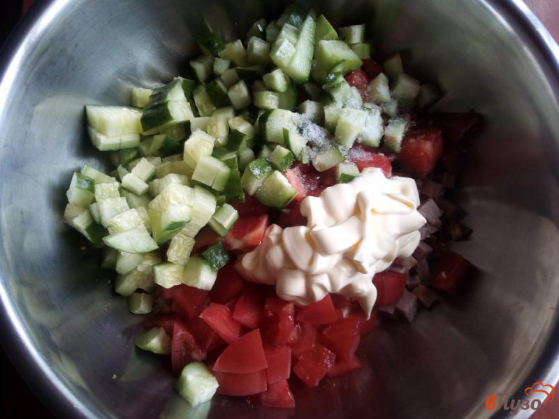 Фото приготовление рецепта: Салат из помидоров, огурцов и балыка шаг №5