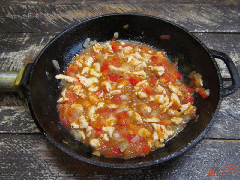 Фото приготовление рецепта: Блины с начинкой из курицы с помидором шаг №4