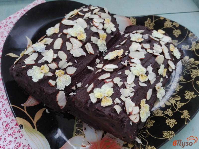 Фото приготовление рецепта: Бисквитный рулет с шоколадной глазурью и миндалем шаг №15