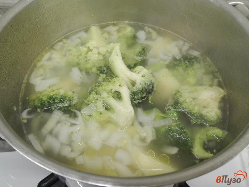 Фото приготовление рецепта: Крем-суп из брокколи с овощной смесью шаг №4