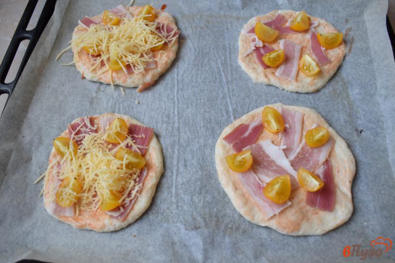 Фото приготовление рецепта: Домашняя мини-пицца шаг №4