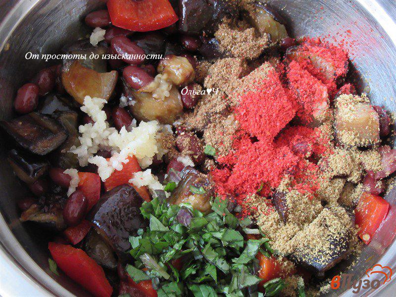 Фото приготовление рецепта: Фасоль с баклажанами и базиликом шаг №3