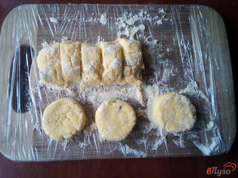 Фото приготовление рецепта: Сырники с черносливом в кукурузной муке шаг №4