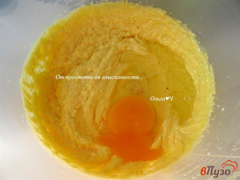 Фото приготовление рецепта: Желтые маффины с миндальными лепестками шаг №2