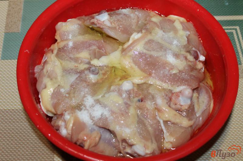 Фото приготовление рецепта: Куриные бедра в соевом соусе шаг №2