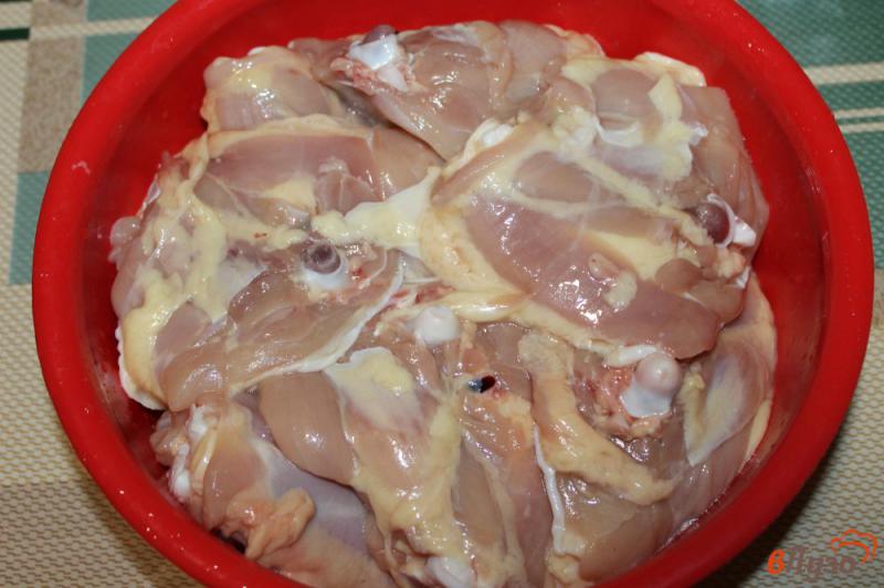 Фото приготовление рецепта: Куриные бедра в соевом соусе шаг №1