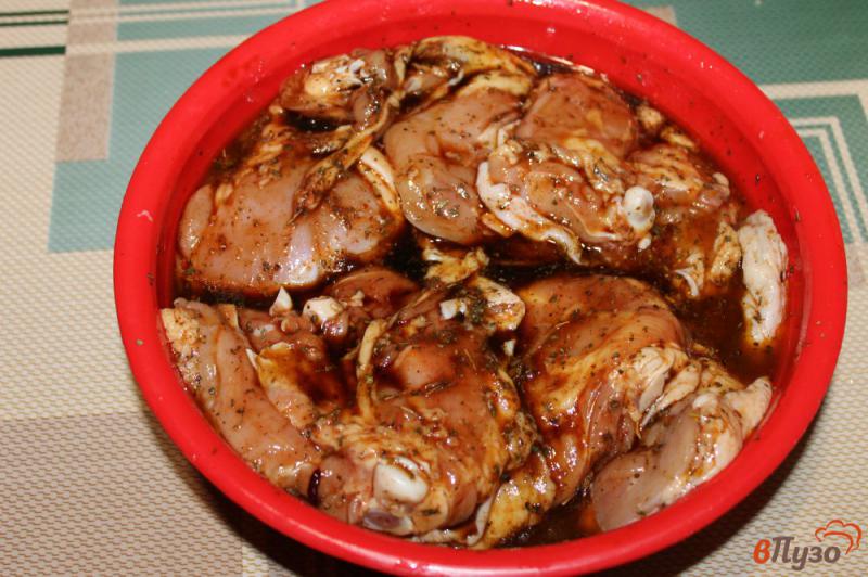 Фото приготовление рецепта: Куриные бедра в соевом соусе шаг №5