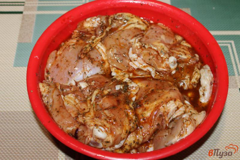 Фото приготовление рецепта: Куриные бедра в соевом соусе шаг №4