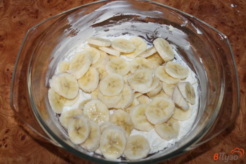 Фото приготовление рецепта: Творожная запеканка с бананом шаг №4
