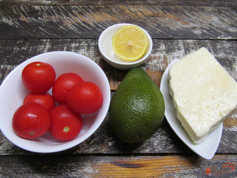 Фото приготовление рецепта: Салат из авокадо с брынзой шаг №1