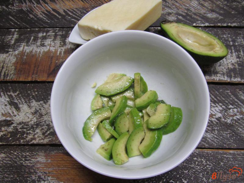 Фото приготовление рецепта: Салат из авокадо с брынзой шаг №2