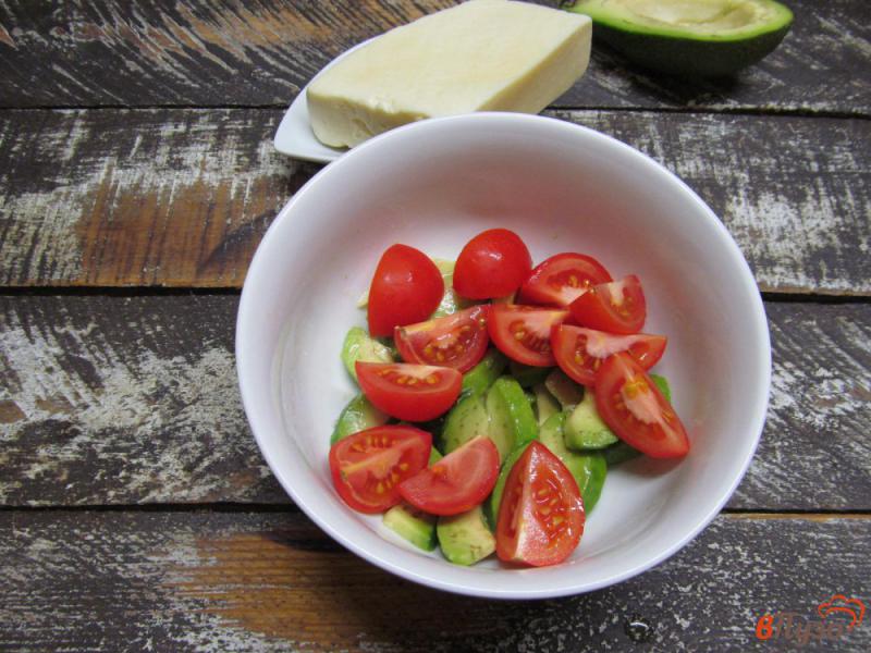 Фото приготовление рецепта: Салат из авокадо с брынзой шаг №3