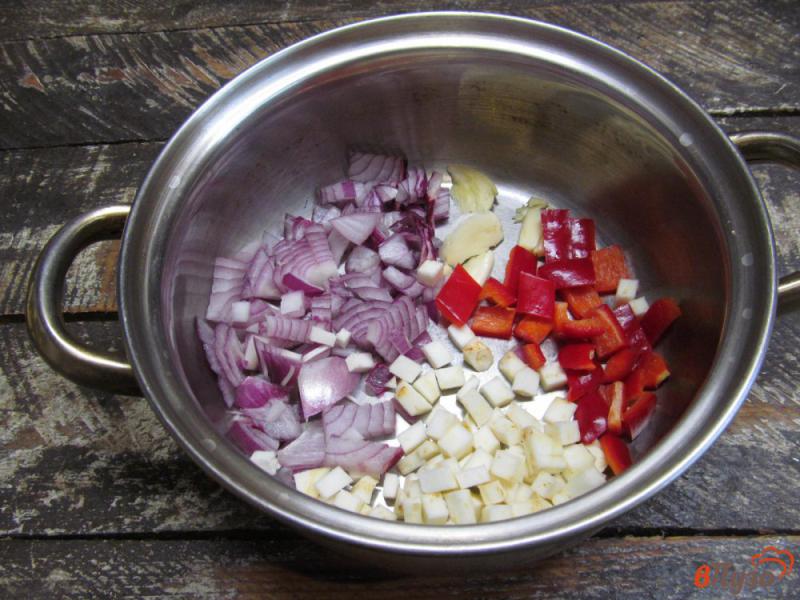 Фото приготовление рецепта: Суп с красной фасолью и яйцом шаг №1
