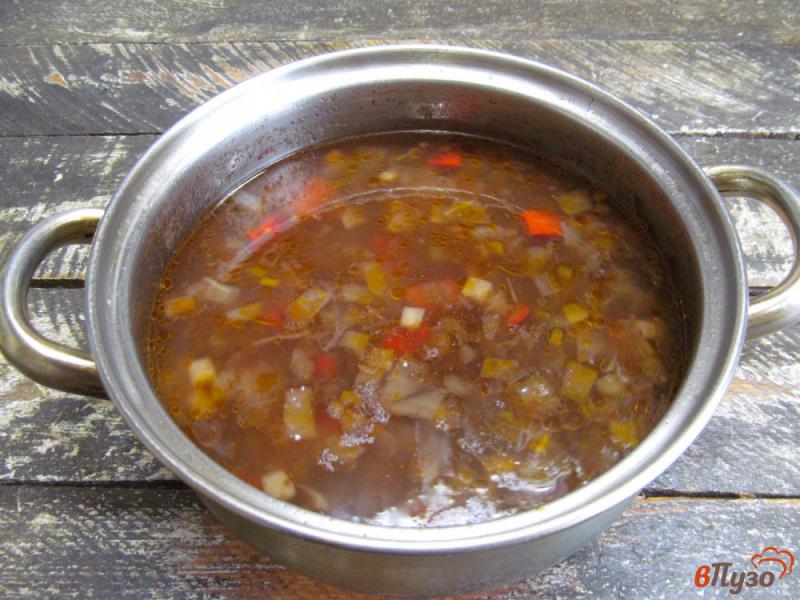 Фото приготовление рецепта: Суп с красной фасолью и яйцом шаг №4
