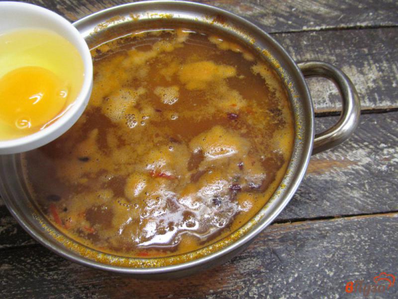 Фото приготовление рецепта: Суп с красной фасолью и яйцом шаг №5