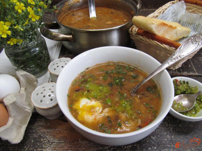 Фото приготовление рецепта: Суп с красной фасолью и яйцом шаг №7