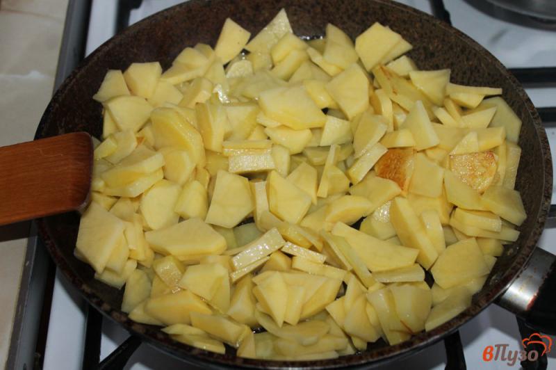 Фото приготовление рецепта: Жареный картофель с маслятами и луком шаг №3