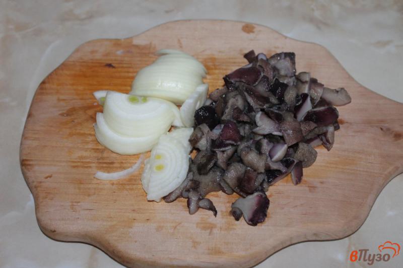 Фото приготовление рецепта: Жареный картофель с маслятами и луком шаг №2