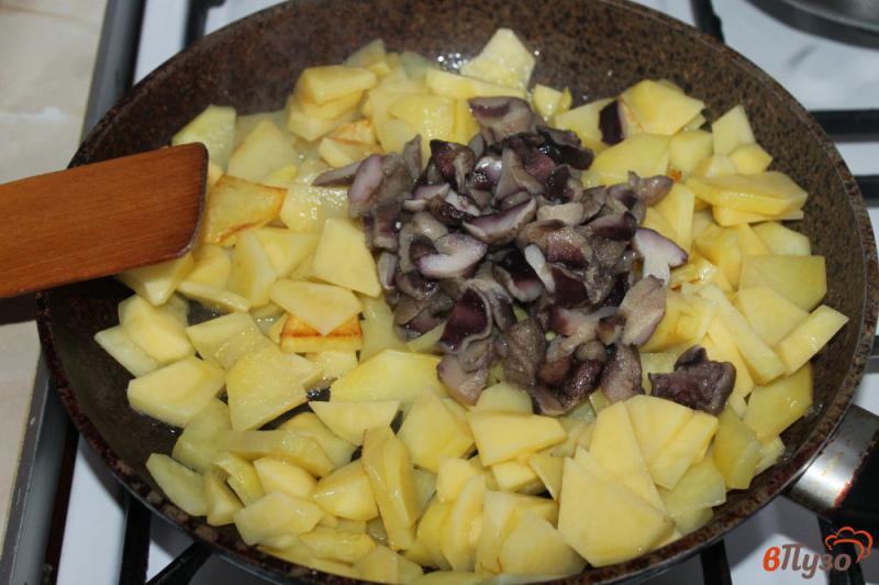 Фото приготовление рецепта: Жареный картофель с маслятами и луком шаг №4