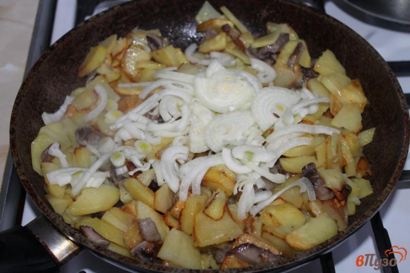 Фото приготовление рецепта: Жареный картофель с маслятами и луком шаг №5