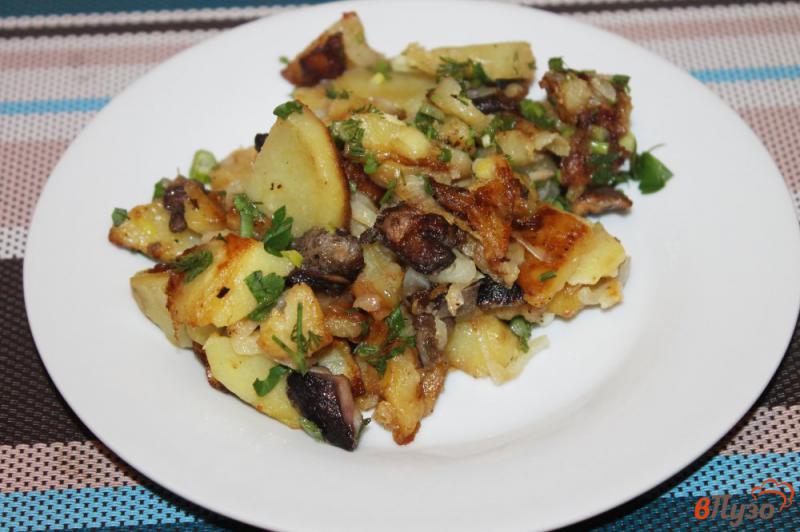 Фото приготовление рецепта: Жареный картофель с маслятами и луком шаг №6