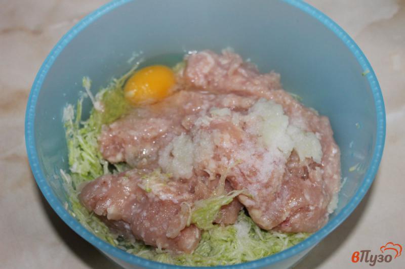 Фото приготовление рецепта: Куриные оладьи с кабачком шаг №3