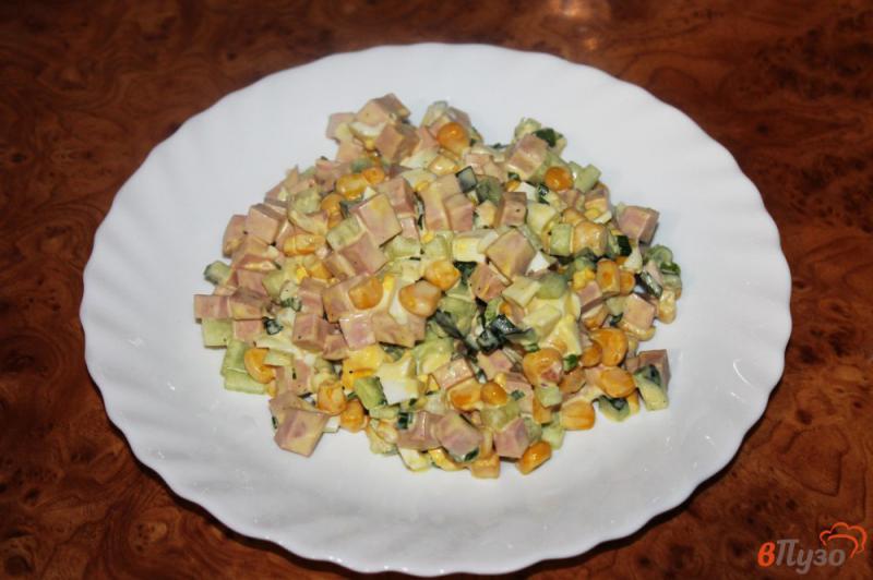 Фото приготовление рецепта: Салат из кукурузы и вареной колбасы шаг №6