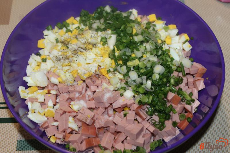 Фото приготовление рецепта: Салат из кукурузы и вареной колбасы шаг №5