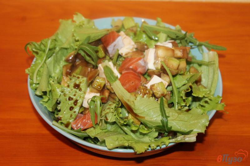Фото приготовление рецепта: Микс салат с кабачками, сыром и рыбой шаг №6
