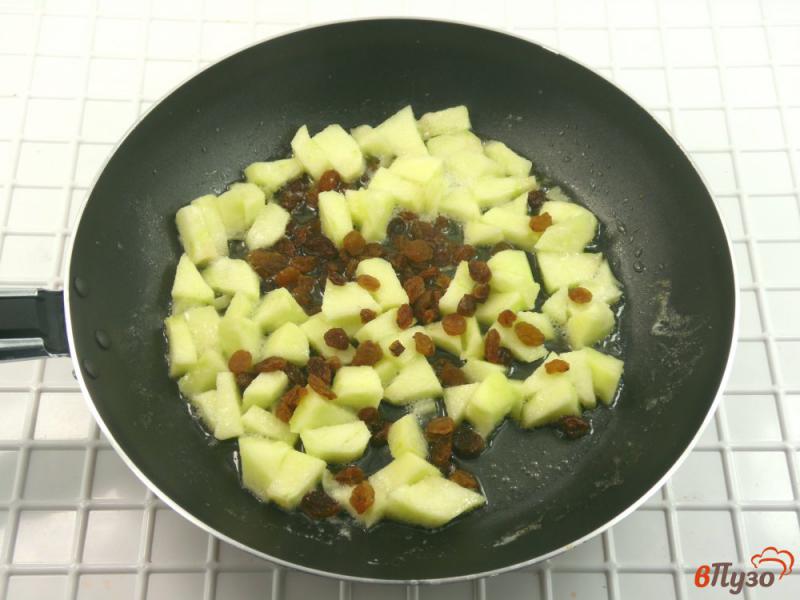Фото приготовление рецепта: Каша из кус-куса с яблоками и изюмом шаг №6
